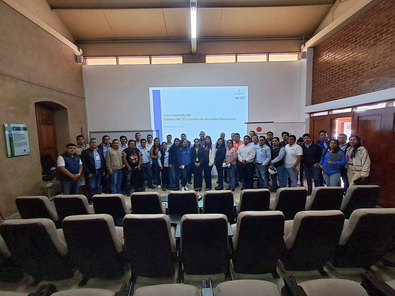 Fotografía grupal de la capacitación sobre Sistema HACCP en Agroindustrial Laredo S.A.