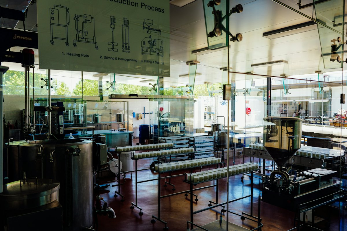 Equipos de procesamiento industrial en un laboratorio de producción de alimentos